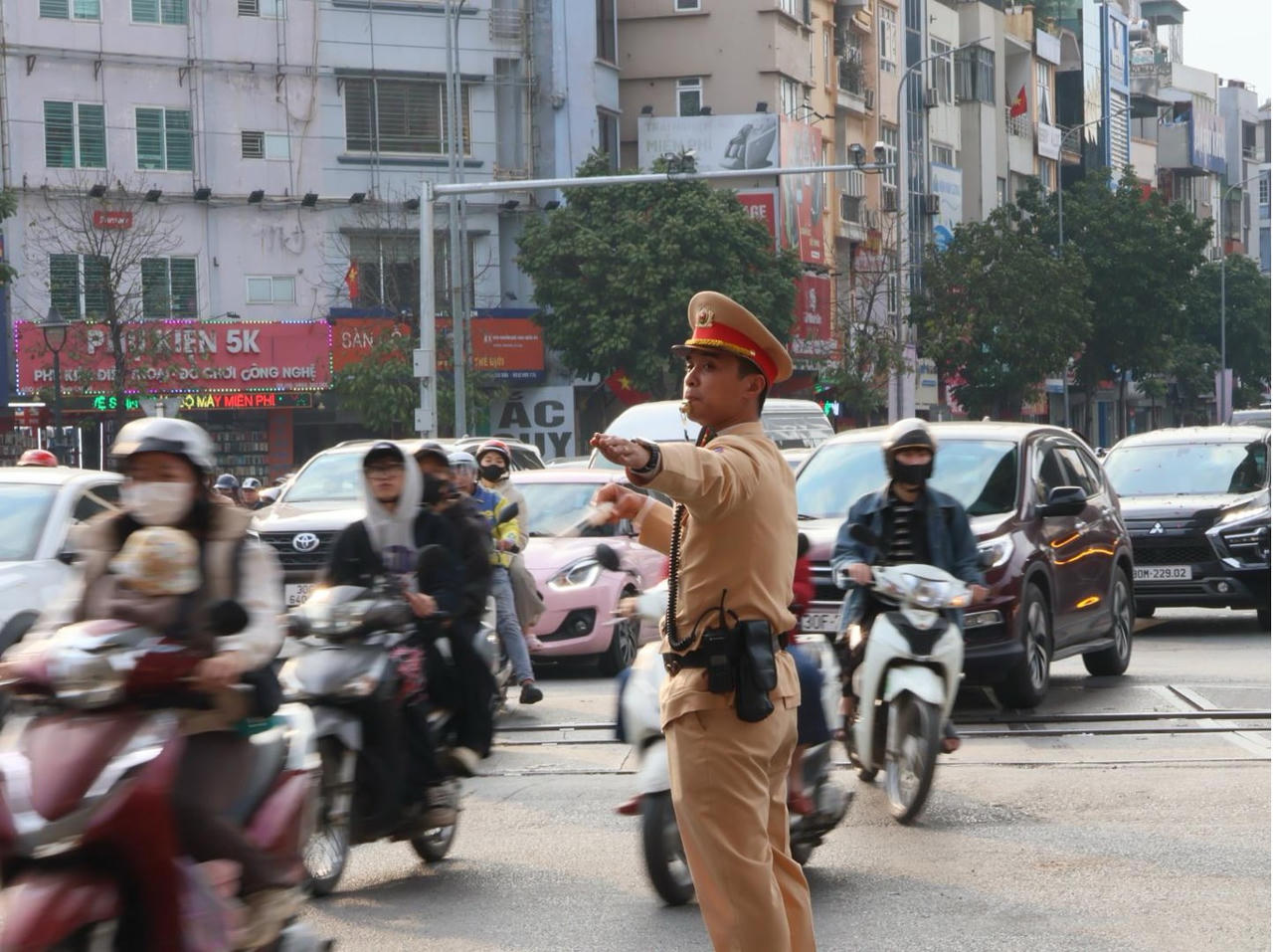 CSGT l&agrave;m nhiệm vụ tại n&uacute;t giao Trường Chinh &ndash; Giải Ph&oacute;ng chiều 13/2.&nbsp;