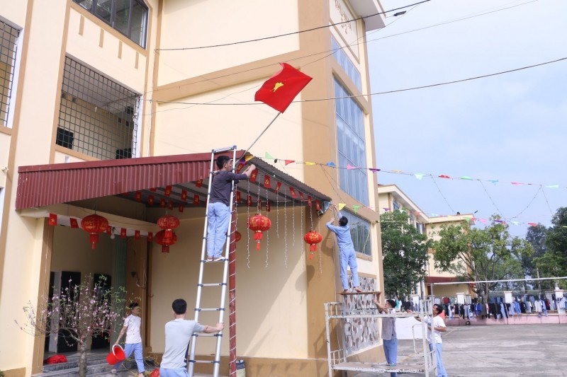 Các học viên trang trí tại cơ sở tạo không gian tươi mới, phấn khởi đón Tết.