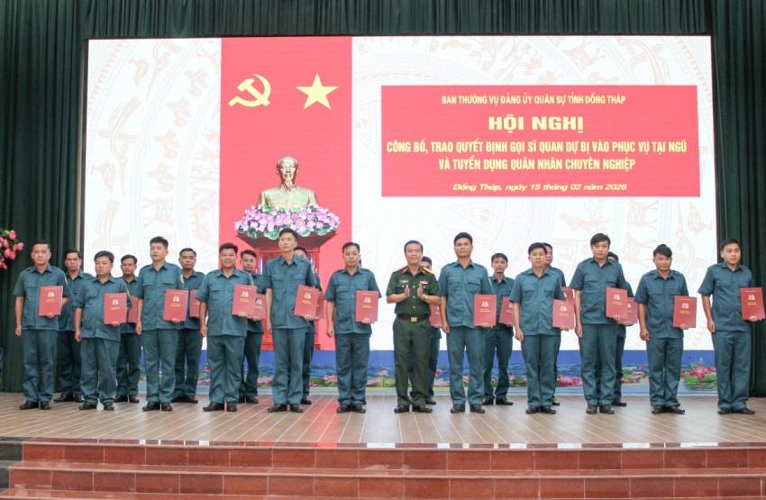 Đồng Tháp: Trao Quyết định gọi 178 sĩ quan dự bị vào phục vụ tại ngũ và tuyển dụng 210 quân nhân chuyên nghiệp