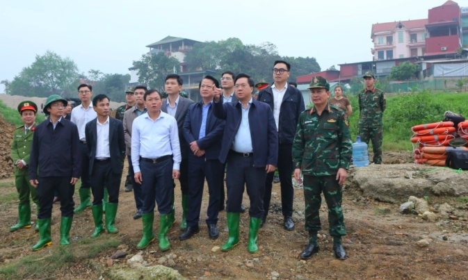 Chủ tịch UBND tỉnh Phú Thọ Trần Duy Đông kiểm tra khu vực lắp đặt cầu phao và vị trí sẽ xây dựng cầu Sông Lô mới, chiều 15/2 (Ảnh: Ngọc Kiên).