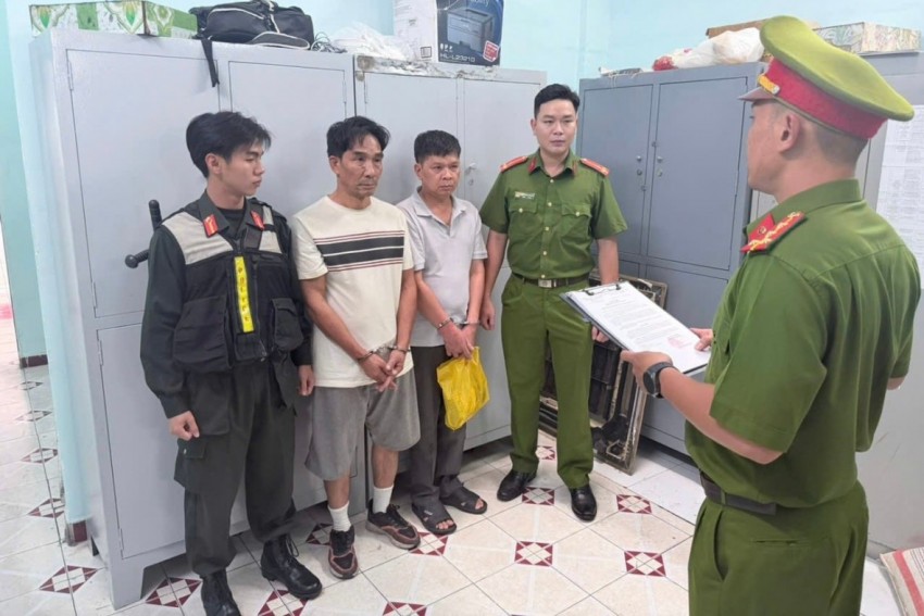 Hai đối tượng tại cơ quan công an