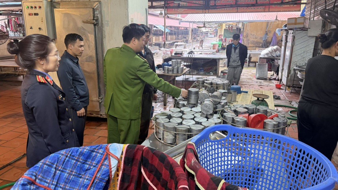 Phát hiện lượng lớn giò, chả, xúc xích chứa hàn the chuẩn bị đưa ra thị trường tiêu thụ