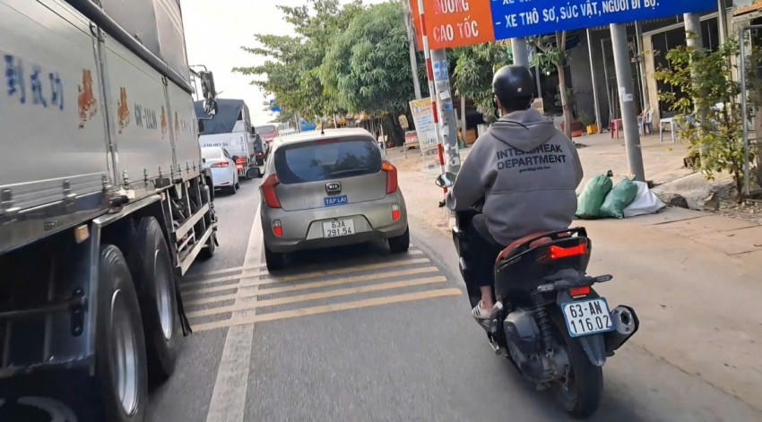 Đồng Tháp: Xử phạt tài xế điều khiển ô tô tập lái đi vào làn xe máy