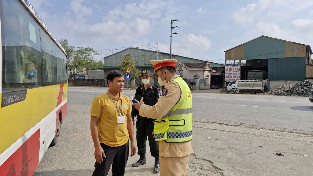 Kiểm tra, xử lý nghiêm trường hợp vi phạm nồng độ cồn đối với người điều khiển phương tiện giao thông - Ảnh Công an Nghệ An.