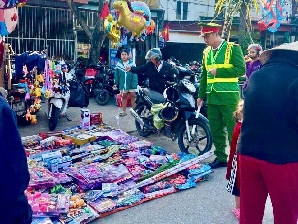 Giải tỏa vi phạm hành lang ATGT - Ảnh Công an Hà Tĩnh.