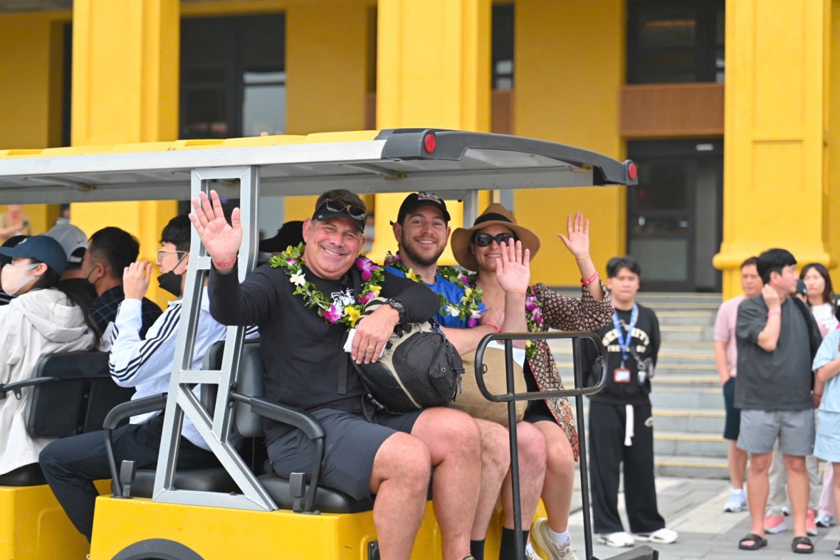 Sau lễ đón, du khách sẽ có lịch trình tham quan Di sản Thiên nhiên Thế giới Vịnh Hạ Long chương trình city tour khám phá văn hóa, ẩm thực, nhịp sống địa phương.