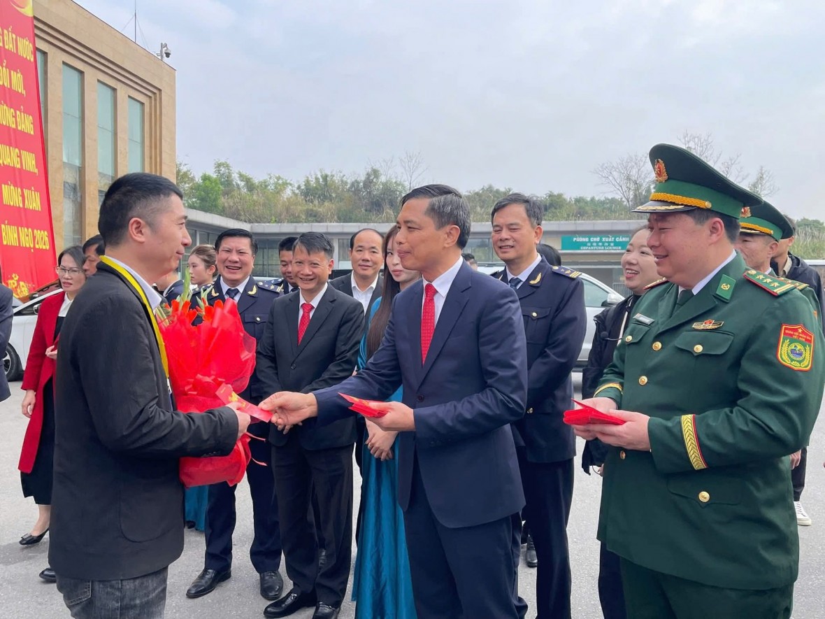 Mùng 1 Tết, gần 1.400 lượt khách nhập cảnh qua Cửa khẩu quốc tế Móng Cái Mùng 1 Tết, gần 1.400 lượt khách nhập cảnh qua Cửa khẩu quốc tế Móng Cái