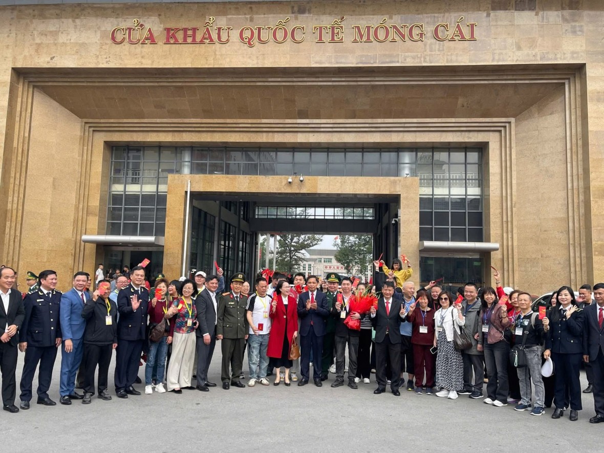 Mùng 1 Tết, gần 1.400 lượt khách nhập cảnh qua Cửa khẩu quốc tế Móng Cái Mùng 1 Tết, gần 1.400 lượt khách nhập cảnh qua Cửa khẩu quốc tế Móng Cái