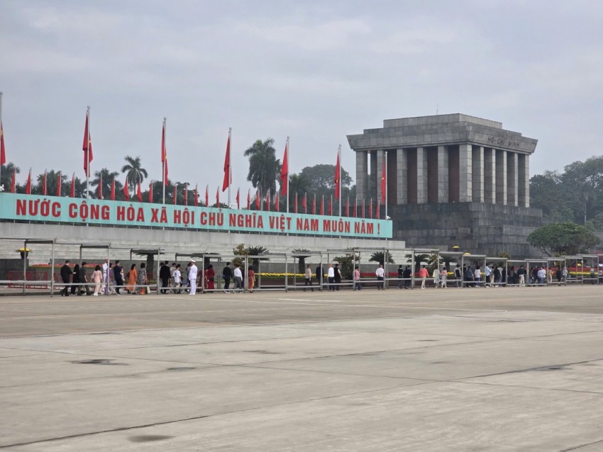 Người dân xếp hàng thành kính viếng Lăng Bác đầu xuân Bính Ngọ