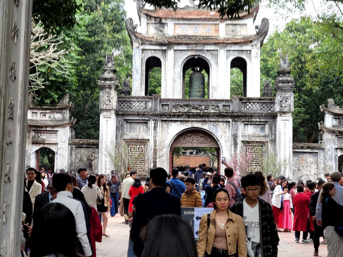 Biển người tới du xuân, xin chữ tại Văn Miếu chiều mùng 2 tết