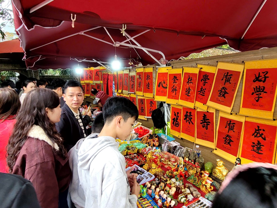 Biển người tới du xuân, xin chữ tại Văn Miếu chiều mùng 2 tết