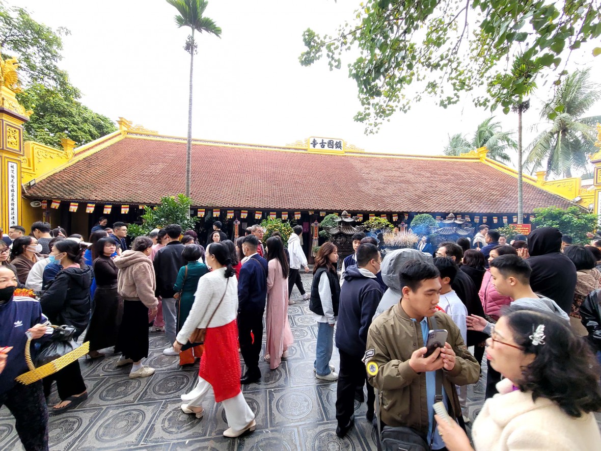 Dòng người thành kính lễ chùa Trấn Quốc mùng 2 Tết cầu bình an, may mắn
