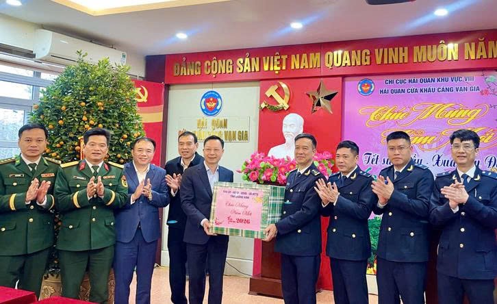 Ông Lê Văn Ánh, Phó Chủ tịch UBND tỉnh, thăm, động viên, chúc Tết cán bộ, công chức Hải quan Cửa khẩu cảng Vạn Gia.