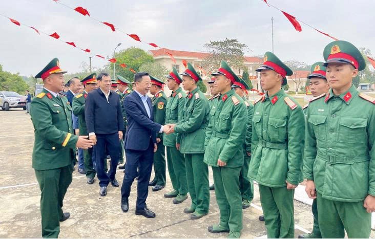 Phó Chủ tịch UBND tỉnh động viên tinh thần cán bộ, chiến sĩ Đại đội Đảo Vĩnh Thực (Ban Chỉ huy phòng thủ Khu vực 1 - Quảng Hà, Bộ Chỉ huy Quân sự tỉnh) làm nhiệm vụ trực Tết.