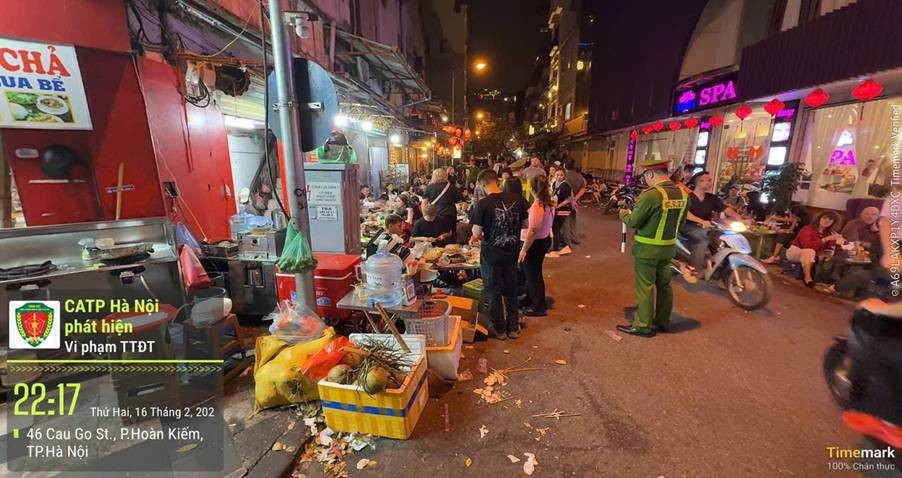 Cảnh sát trật tự tập trung xử lý vi phạm Trật tự đô thị trước thềm thời khắc Giao thừa tại khu vực phường Hoàn Kiếm.