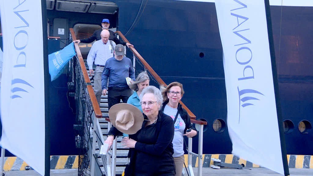 Tàu du lịch Pháp đưa gần 300 khách quốc tế “xông đất” Hạ Long đầu Xuân