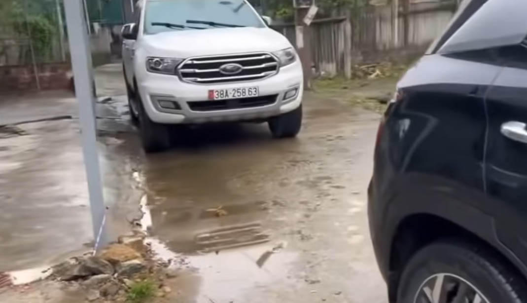 Tài xế đỗ xe chặn lối đi ngày mùng 2 Tết không phải nhân sự thuộc Báo Pháp luật Việt Nam