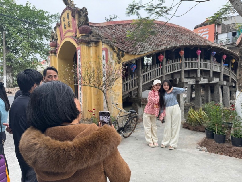 Cầu ngói dáng rồng trên 500 tuổi hút khách đến checkin dịp Tết Bính Ngọ