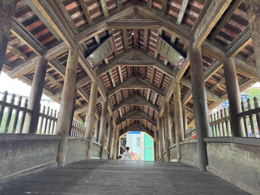 Cầu ngói dáng rồng trên 500 tuổi hút khách đến checkin dịp Tết Bính Ngọ