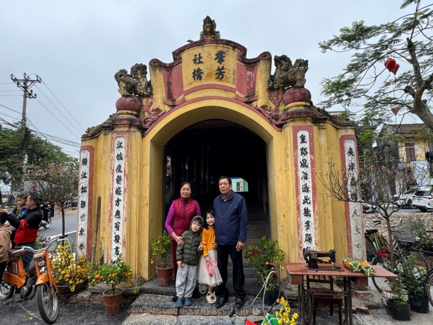 Cầu ngói dáng rồng trên 500 tuổi hút khách đến checkin dịp Tết Bính Ngọ