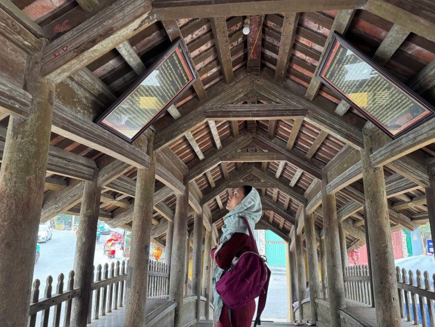 Cầu ngói dáng rồng trên 500 tuổi hút khách đến checkin dịp Tết Bính Ngọ