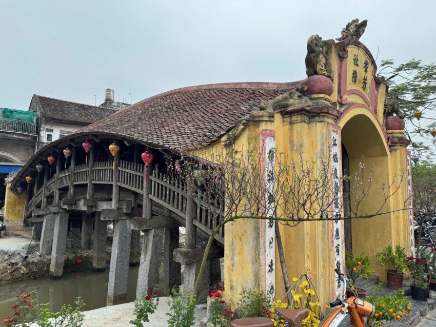 Cầu ngói dáng rồng trên 500 tuổi hút khách đến checkin dịp Tết Bính Ngọ