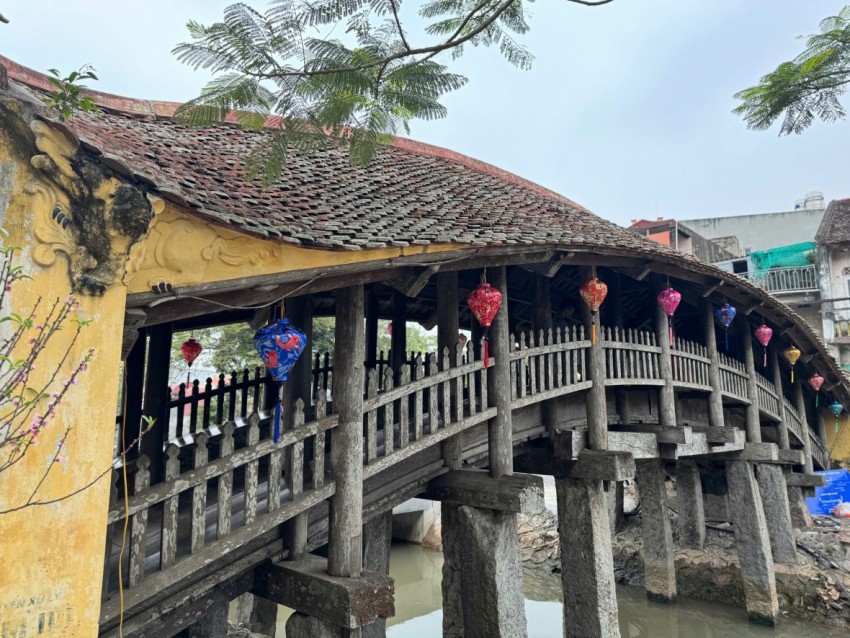Cầu ngói dáng rồng trên 500 tuổi hút khách đến checkin dịp Tết Bính Ngọ