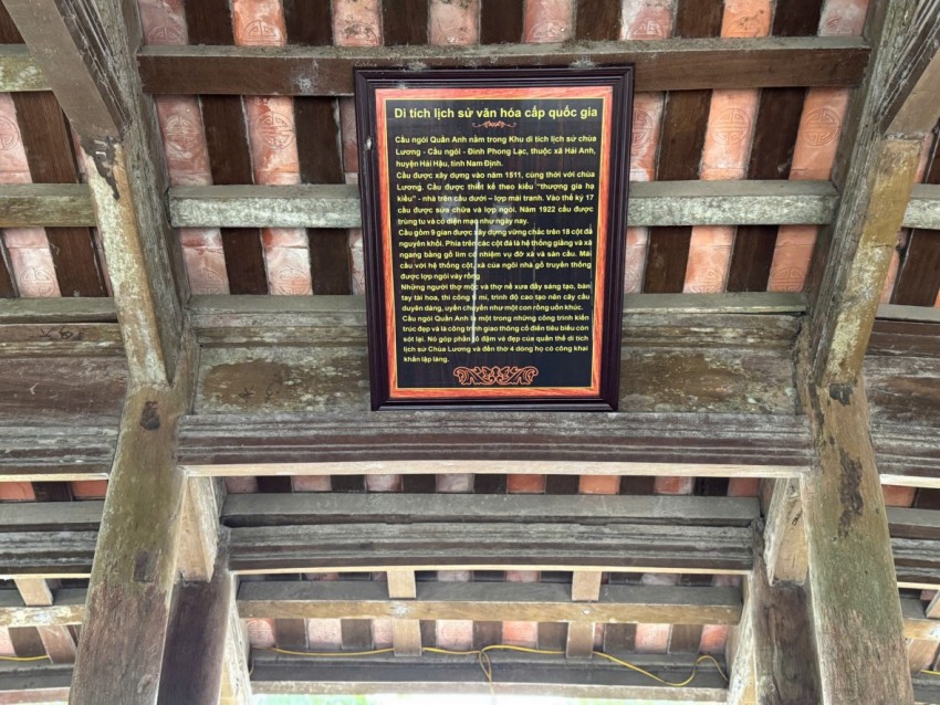 Cầu ngói dáng rồng trên 500 tuổi hút khách đến checkin dịp Tết Bính Ngọ