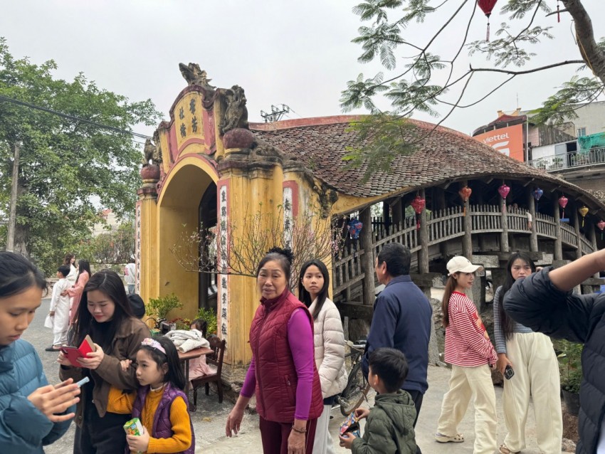 Cầu ngói dáng rồng trên 500 tuổi hút khách đến checkin dịp Tết Bính Ngọ