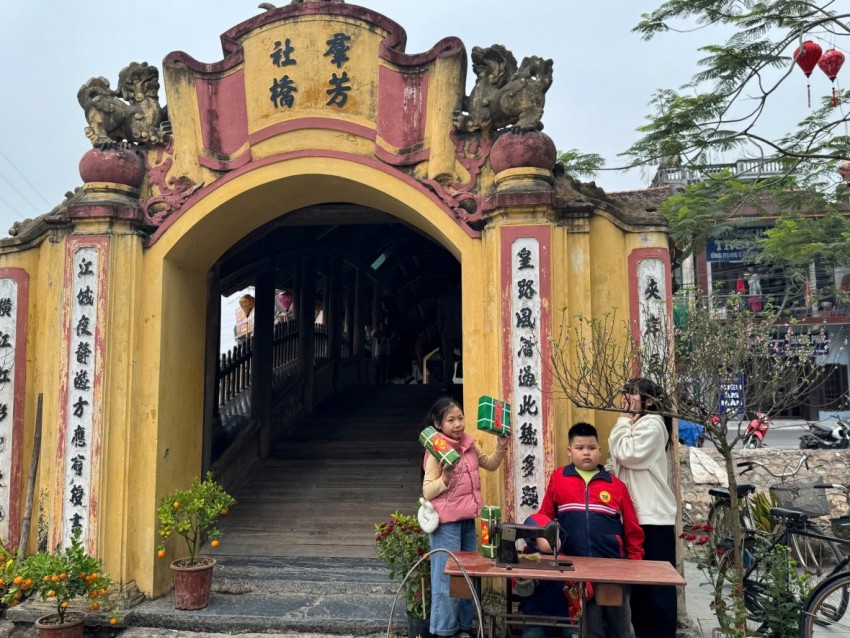 Cầu ngói dáng rồng trên 500 tuổi hút khách đến checkin dịp Tết Bính Ngọ