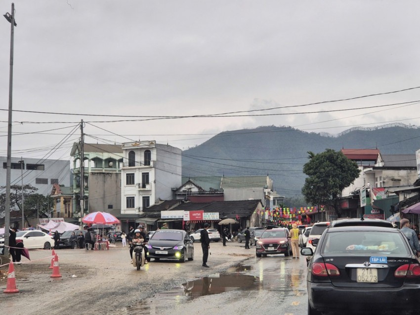 Lực lượng CSGT, Công an, Cảnh sát cơ động phải căng mình phân luồng đảm bảo giao thông được thông suốt.