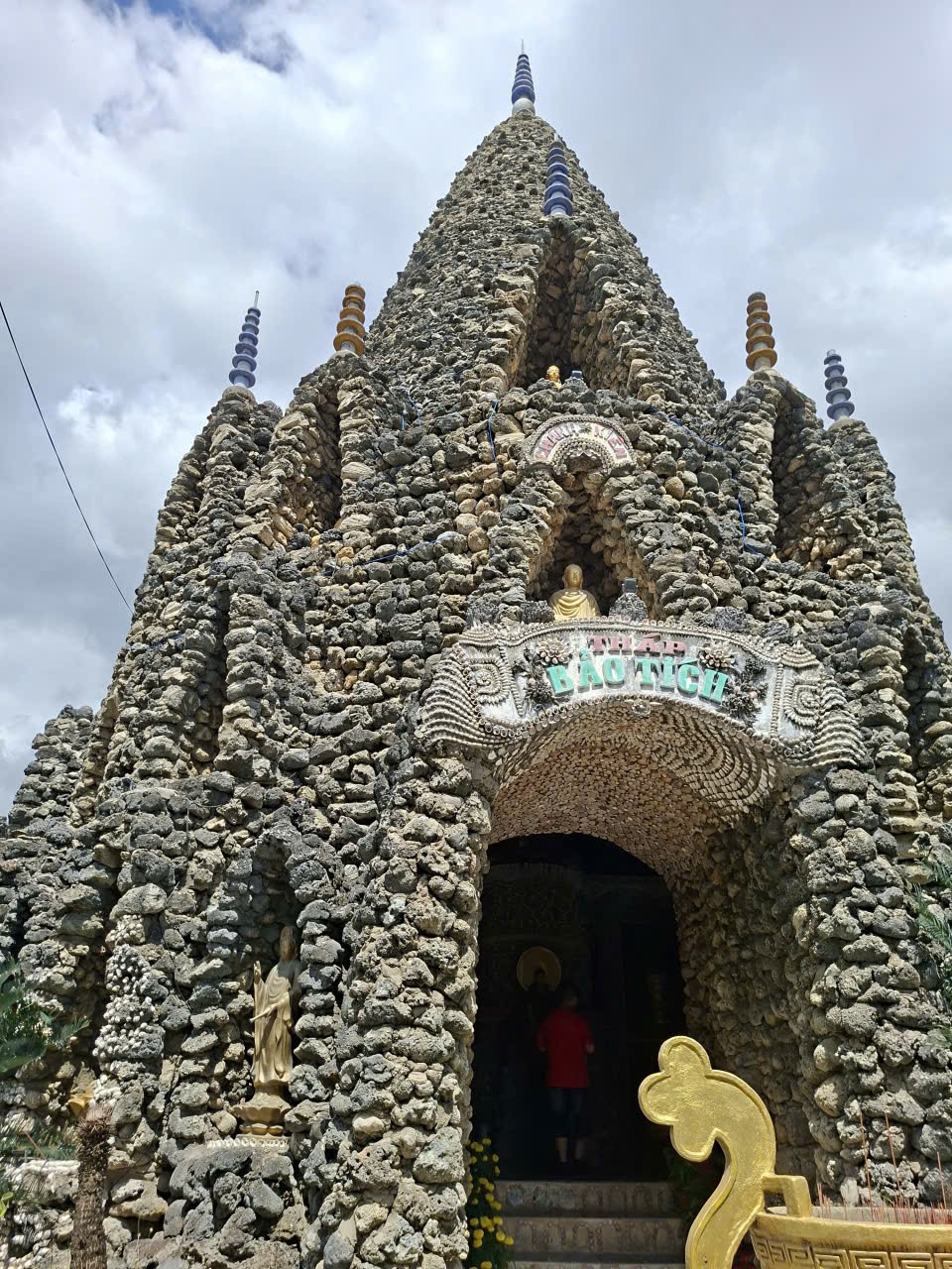 Du xuân miền biển, khám phá ngôi chùa làm từ hàng triệu vỏ ốc ở Khánh Hòa