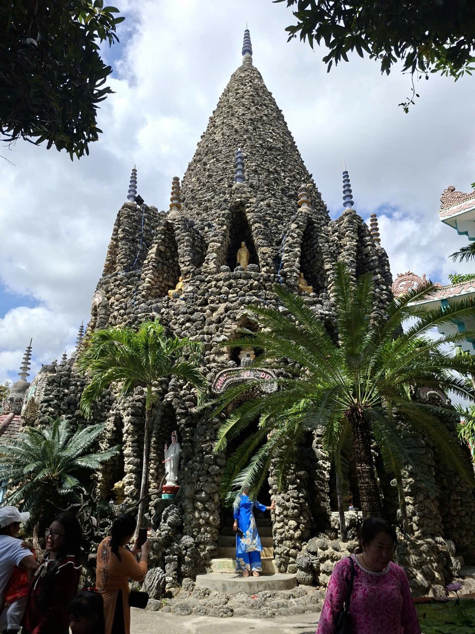 Du xuân miền biển, khám phá ngôi chùa làm từ hàng triệu vỏ ốc ở Khánh Hòa