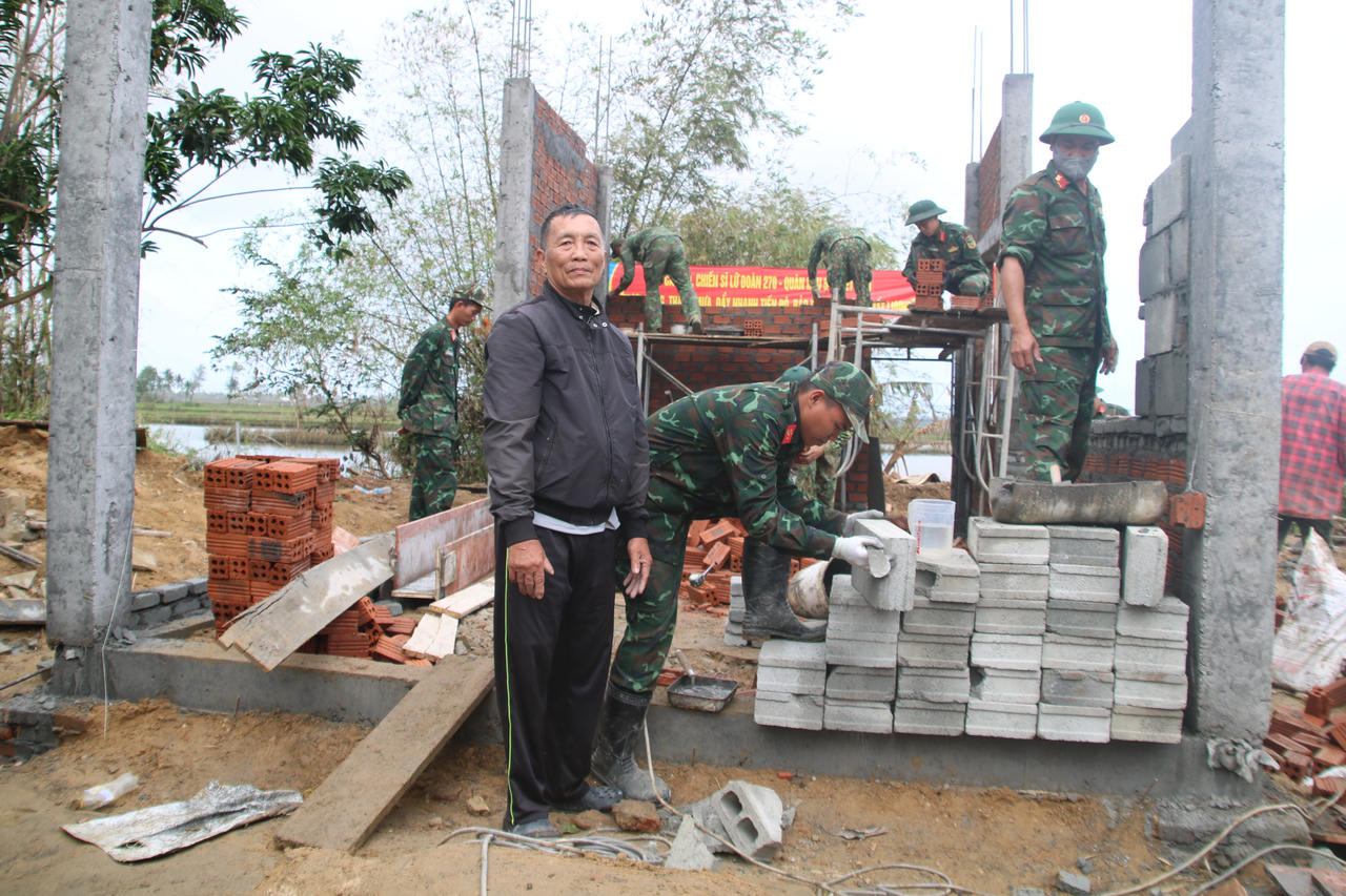 &Ocirc;ng Huỳnh Phi đang h&igrave;nh dung về một c&aacute;i Tết ấm &aacute;p, đủ đầy khi được sống trong căn nh&agrave; mới.