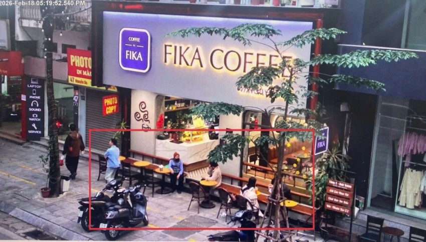 Vi phạm sử dụng trái phép hè phố để kinh doanh dịch vụ ăn uống trước số 47 Nguyễn Du, phường Hai Bà Trưng. Vi phạm sử dụng trái phép hè phố để kinh doanh dịch vụ ăn uống trước số 47 Nguyễn Du, phường Hai Bà Trưng.