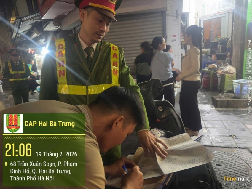 Lực lượng chức năng xử lý vi phạm sử dụng trái phép hè phố để kinh doanh dịch vụ ăn uống trước số 29 Ngô Thì Nhậm, phường Hai Bà Trưng. Lực lượng chức năng xử lý vi phạm sử dụng trái phép hè phố để kinh doanh dịch vụ ăn uống trước số 29 Ngô Thì Nhậm, phường Hai Bà Trưng.