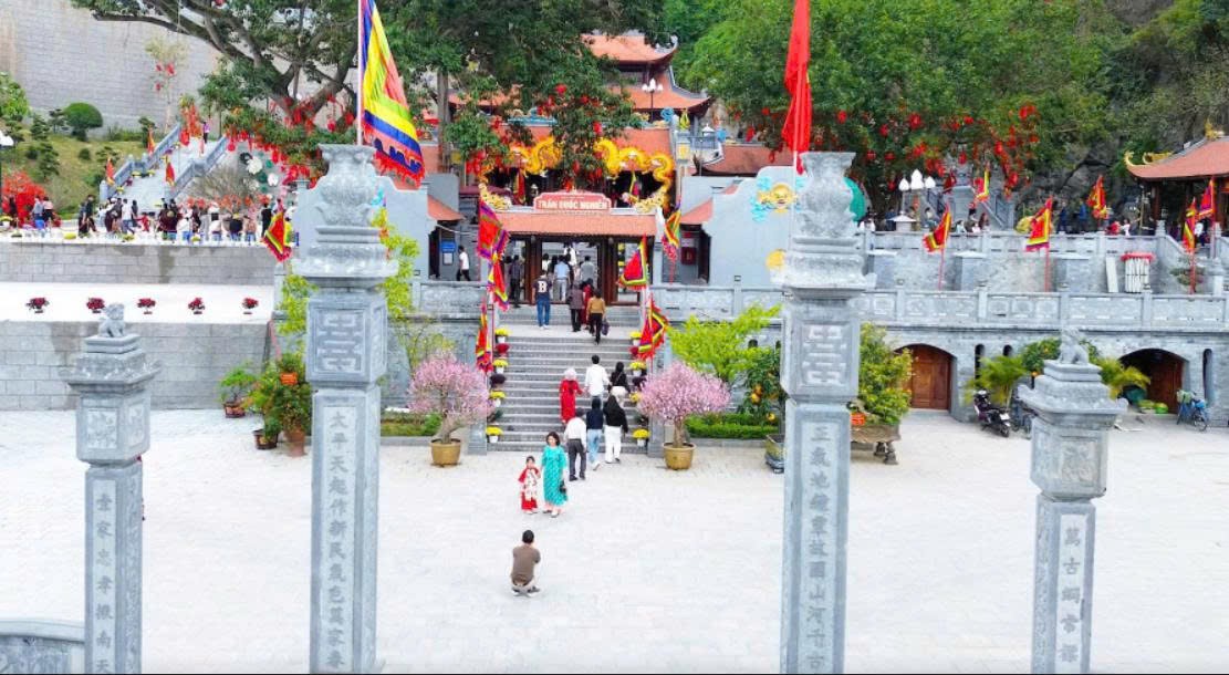 Với hạ tầng được mở rộng đồng bộ, khang trang, đền Đức Ông Trần Quốc Nghiễn ngoài giá trị tâm linh, nay còn có thêm giá trị của một điểm đến vãn cảnh hấp dẫn với rất nhiều người dân, du khách.