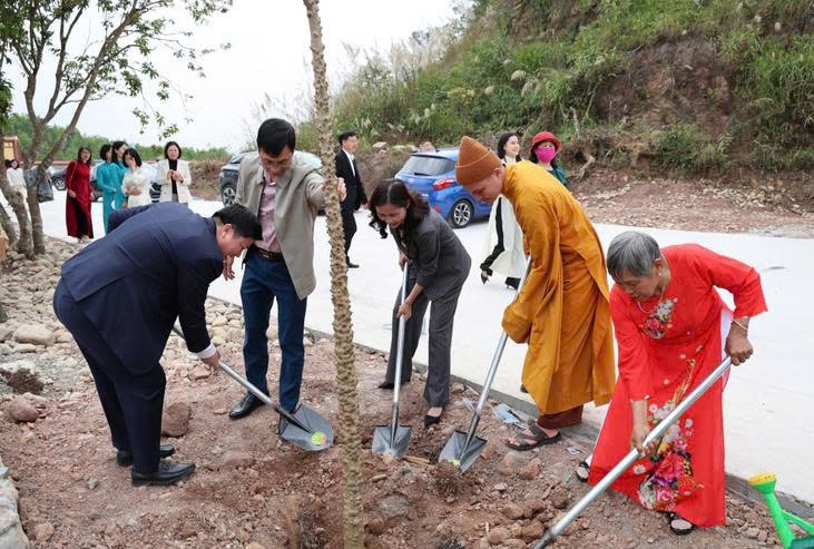 Các đại biểu trồng cây đầu xuân.