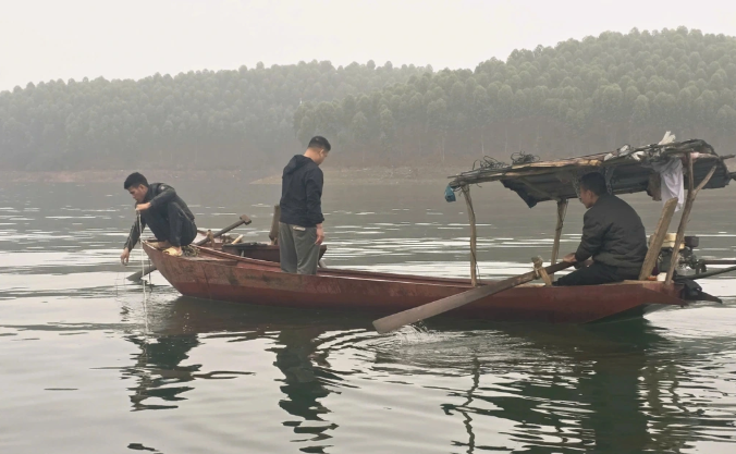 Đã tìm thấy nạn nhân đầu tiên vụ chìm tàu chở khách ở hồ Thác Bà Đã tìm thấy nạn nhân đầu tiên vụ chìm tàu chở khách ở hồ Thác Bà