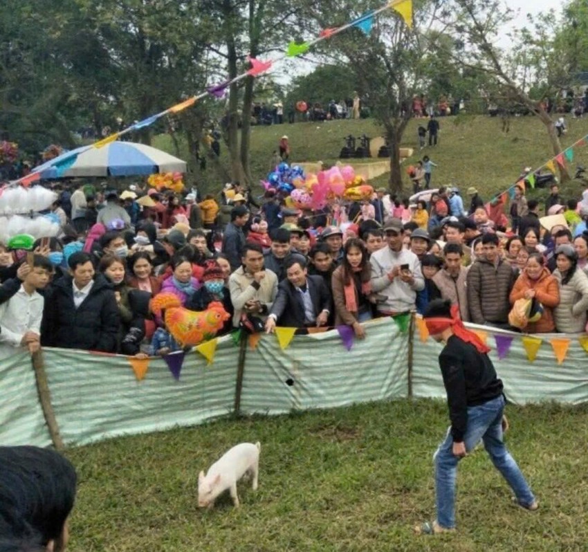 Nơi đây tổ chức các trò chơi dân gian thu hút rất đông người dân tham gia.