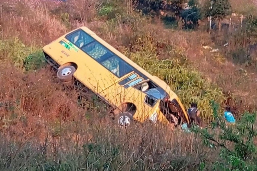 Xe khách lao xuống sườn đồi ở Lào Cai, nhiều người may mắn thoát chết Xe khách lao xuống sườn đồi ở Lào Cai, nhiều người may mắn thoát chết