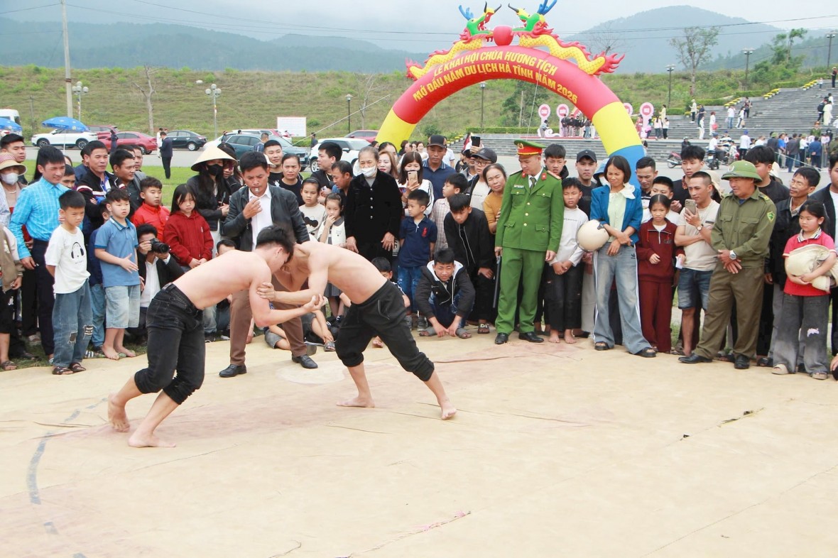 Nhiều hoạt động vui chơi hấp dẫn thu hút đông đảo người dân tham gia.