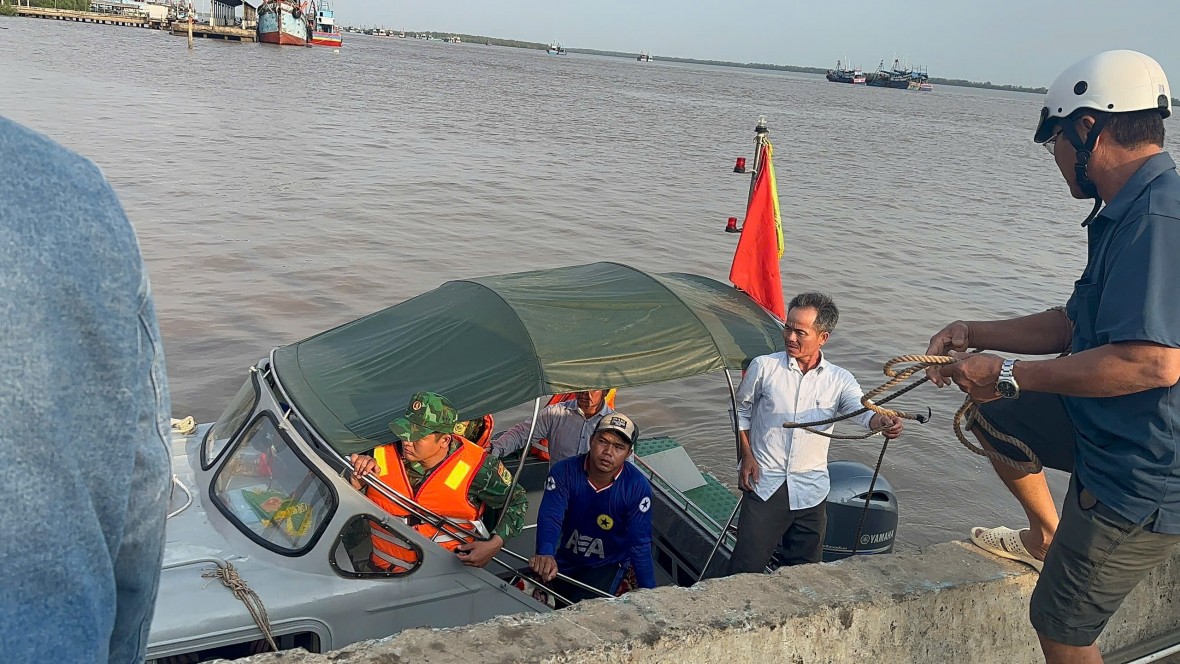 Đồn Biên phòng Cửa khẩu cảng Giao Long kịp thời ứng cứu thuyền trưởng bị đột quỵ trên biển