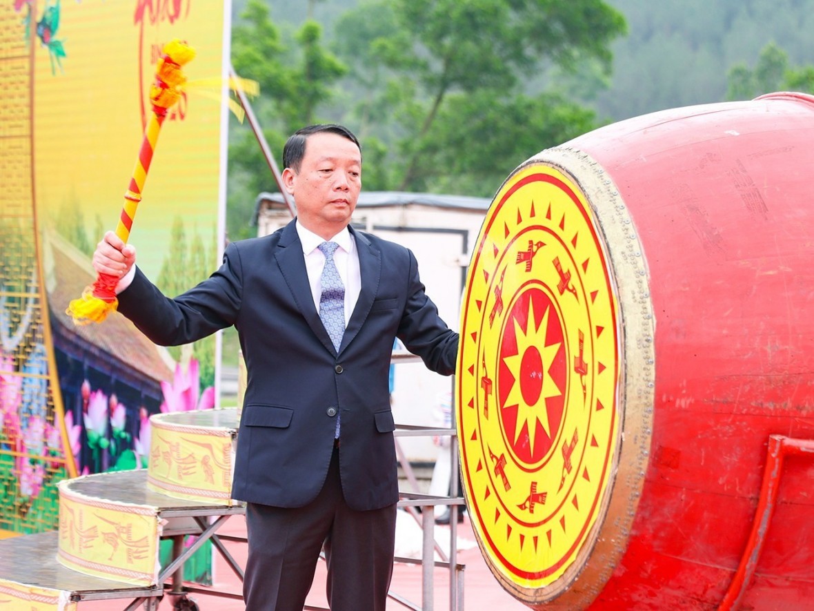 Ông Phan Thiên Định - Chủ tịch UBND tỉnh Hà Tĩnh đánh trống khai hội chùa Hương Tích.