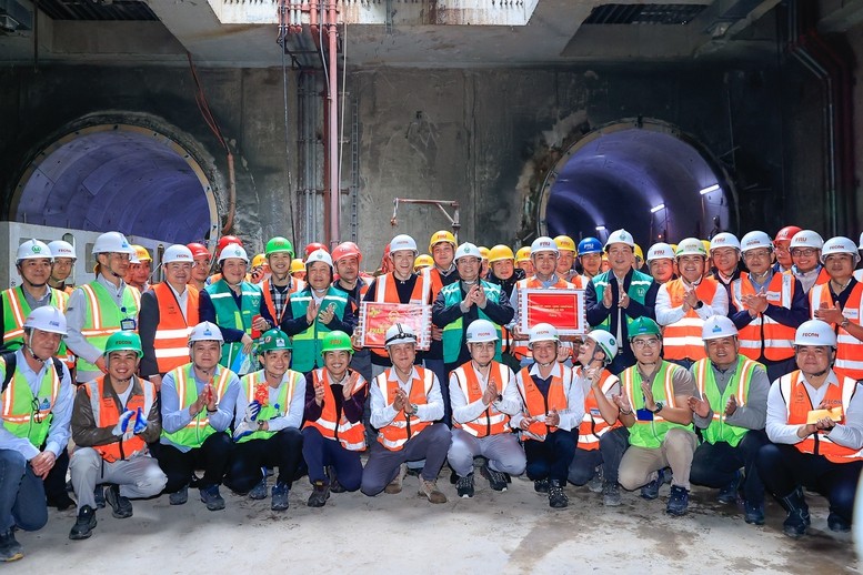 Thủ tướng Phạm Minh Chính kiểm tra hiện trường dự án tuyến đường sắt đô thị số 3 Nhổn - Ga Hà Nội