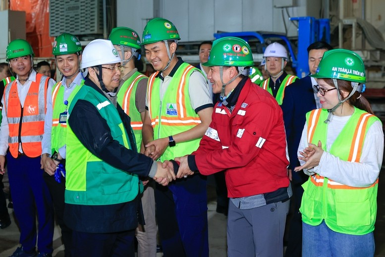 Thủ tướng Phạm Minh Chính kiểm tra hiện trường dự án tuyến đường sắt đô thị số 3 Nhổn - Ga Hà Nội