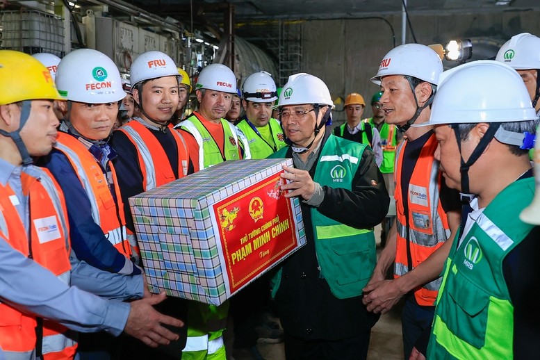 Thủ tướng Phạm Minh Chính kiểm tra hiện trường dự án tuyến đường sắt đô thị số 3 Nhổn - Ga Hà Nội