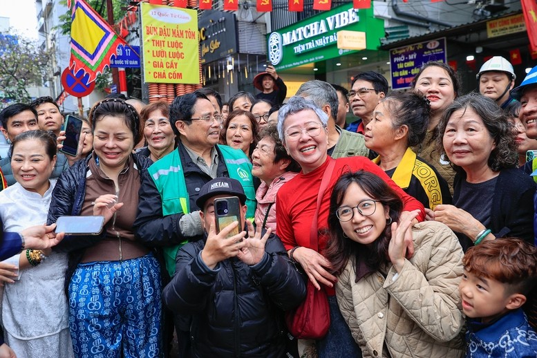 Thủ tướng Phạm Minh Chính kiểm tra hiện trường dự án tuyến đường sắt đô thị số 3 Nhổn - Ga Hà Nội