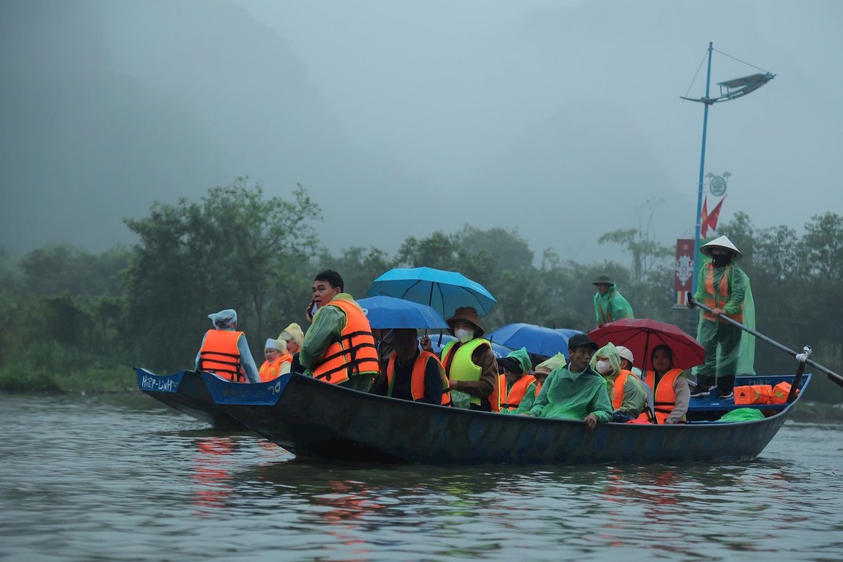 Hàng nghìn người dự Khai hội chùa Hương 2026