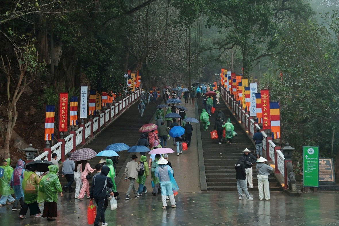 Hàng nghìn người dự Khai hội chùa Hương 2026